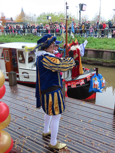 912282 Afbeelding van de aankomst per boot van Sinterklaas aan de Zandweg ter hoogte van de Marekerk te De Meern ...